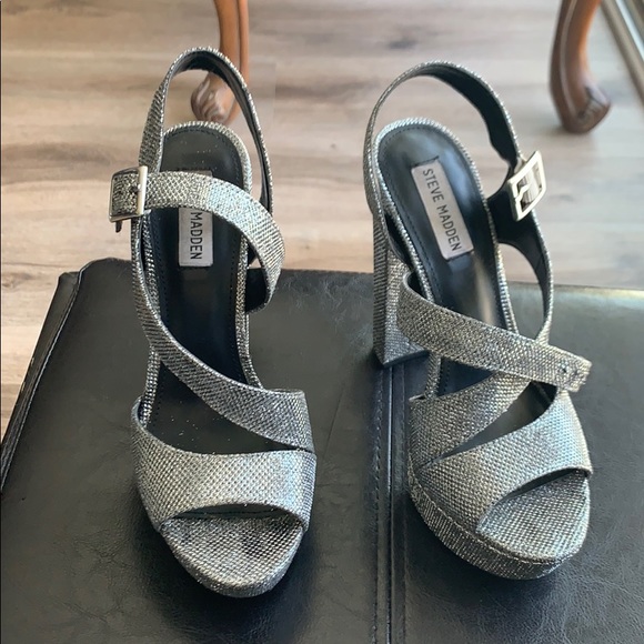 Sliver tall Steve Madden chunky heel - Picture 1 of 3